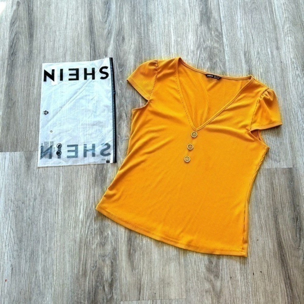 🛍️ 2/$12
SHEIN short sleeve top. Great colour. New condition. Never worn.